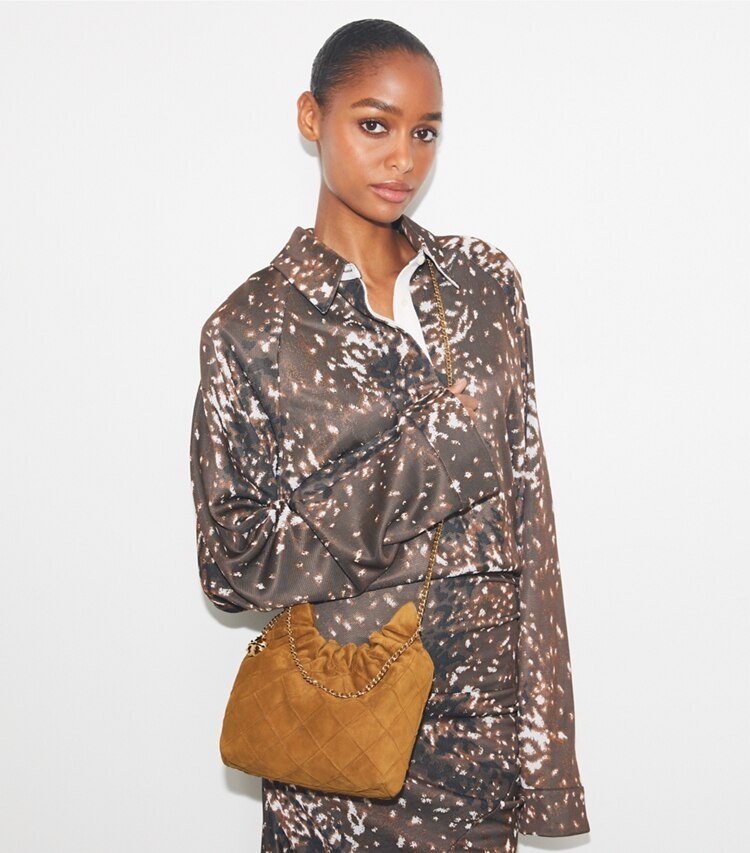 Tory Burch designer sacs à bandoulière Sac hobo mini Fleming en suède souple dans CHICORY BROWN accessoire sur le modèle