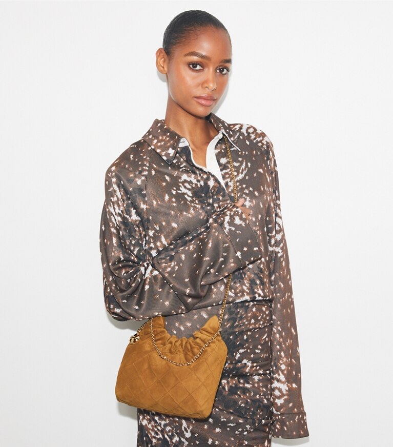 Tory Burch designer sacs à bandoulière Sac hobo mini Fleming en suède souple dans CHICORY BROWN accessoire sur le modèle