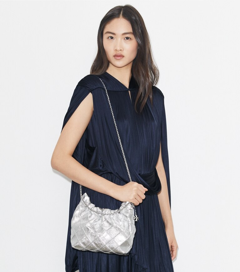 Tory Burch designer sacs à bandoulière Sac hobo mini Fleming métallisé dans Silver accessoire sur le modèle