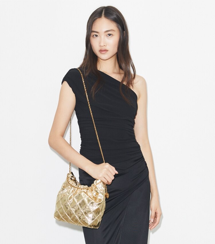 Tory Burch designer sacs à bandoulière Sac hobo mini Fleming métallisé dans GOLD accessoire sur le modèle