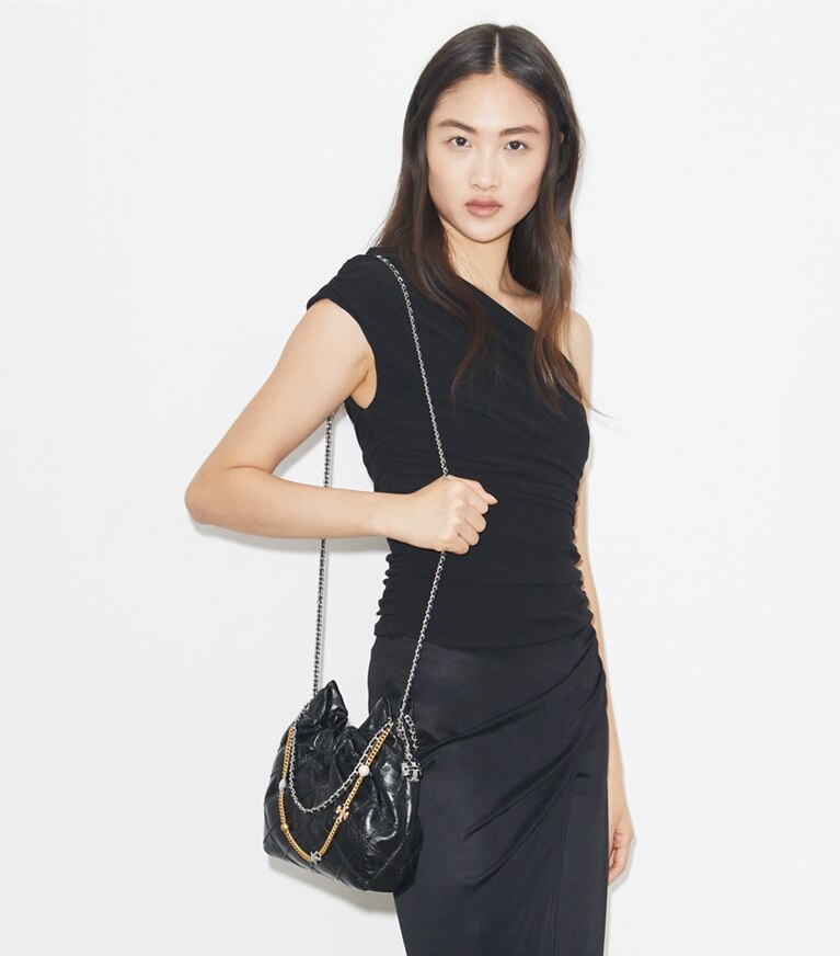 Tory Burch designer sacs à bandoulière Sac hobo souple effet vieilli mini Fleming dans Black accessoire sur le modèle
