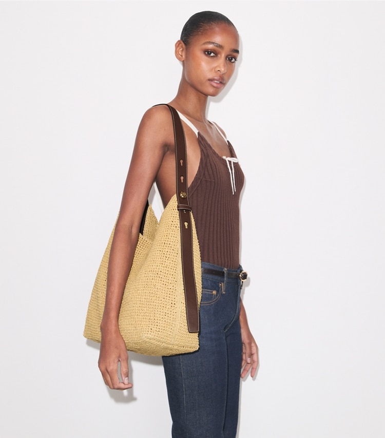 Tory Burch designer sacs hobo Sac hobo tissé Romy in Natural accessory on model
