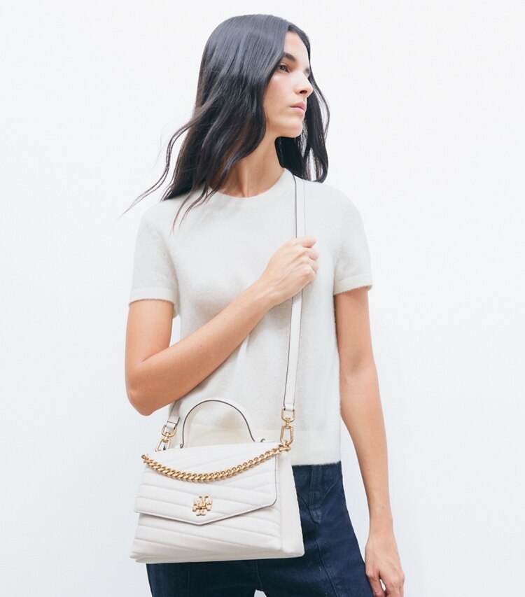 Tory Burch designer sac à main Sac Kira à chevrons et anse in New Cream accessory on model