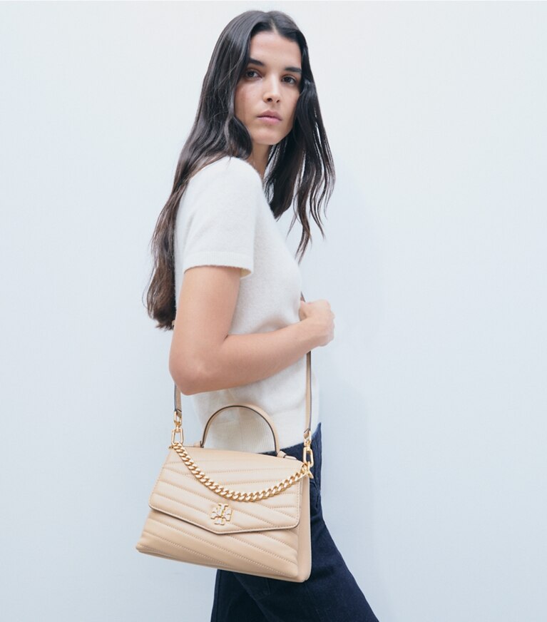 Tory Burch designer sac à main Sac Kira à chevrons et anse in Desert Dune accessory on model