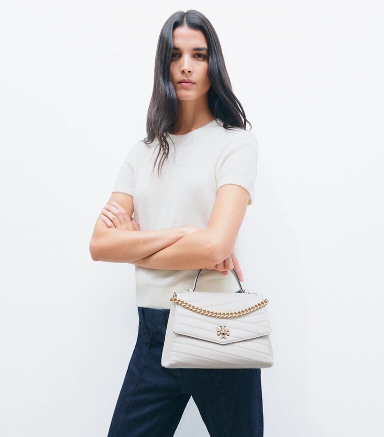 Tory Burch designer sac à main Sac Kira à chevrons et anse in New Cream additional on model