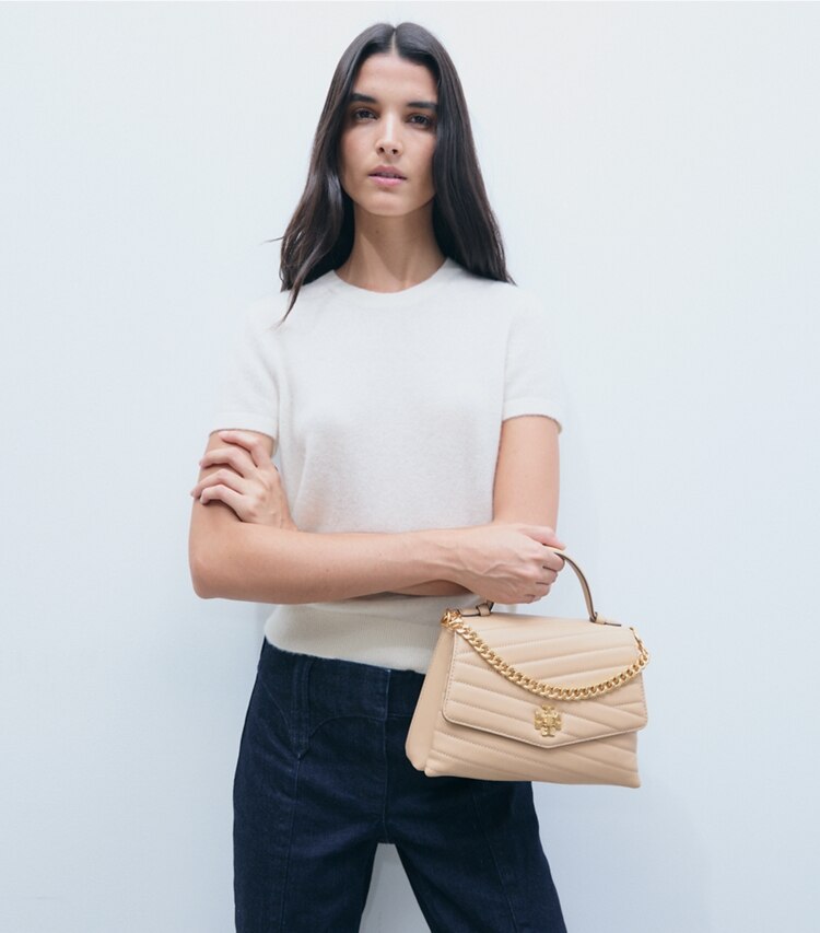 Tory Burch designer sac à main Sac Kira à chevrons et anse in Desert Dune additional on model