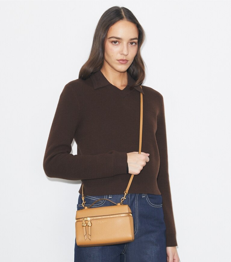 Tory Burch designer sacs à bandoulière Sac mince à poignée supérieure Romy dans Tiramisu accessoire sur le modèle