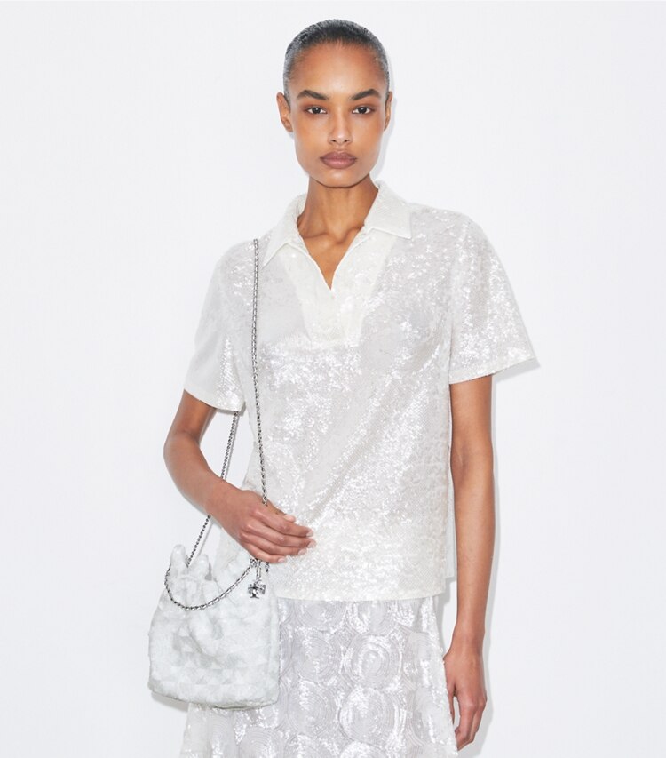 Tory Burch designer sacs à bandoulière Sac Mini Hobo Fleming à paillettes in White accessory on model