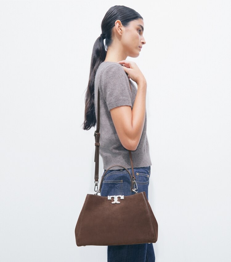 Tory Burch designer sac à main Sac moyen en suède Eleanor dans Dark Cocoa accessoire sur le modèle