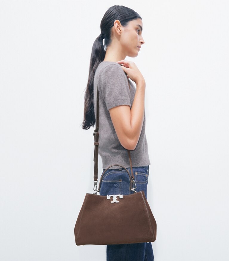 Tory Burch designer sac à main Sac moyen en suède Eleanor dans Dark Cocoa accessoire sur le modèle
