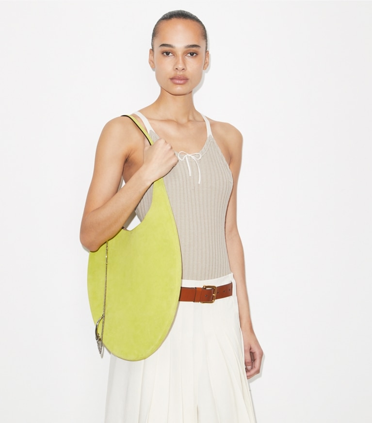 Tory Burch designer sacs porté épaule Sac Pierced en suède souple dans Citrus Green accessoire sur le modèle