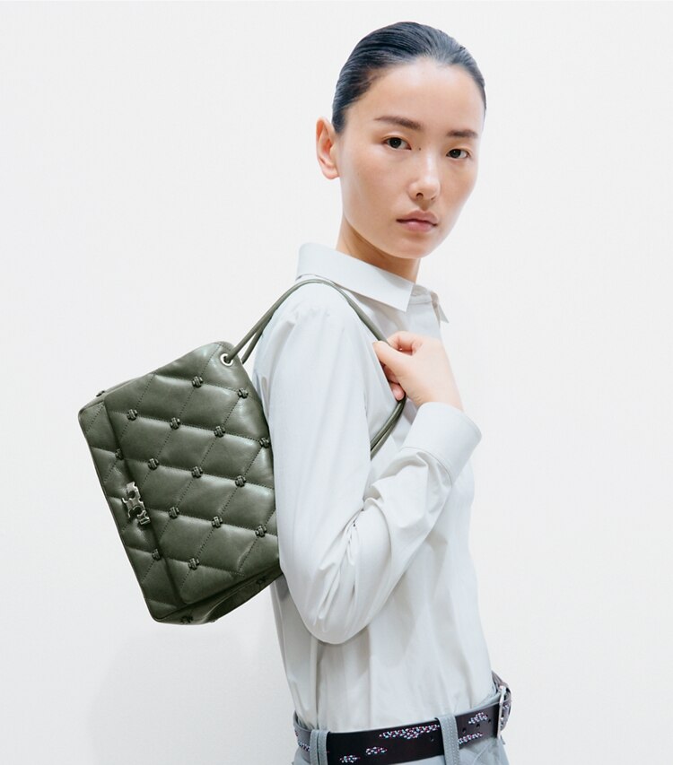 Tory Burch designer sacs porté épaule Sac porté épaule Bunny Knot Runway in Obsidian additional on model