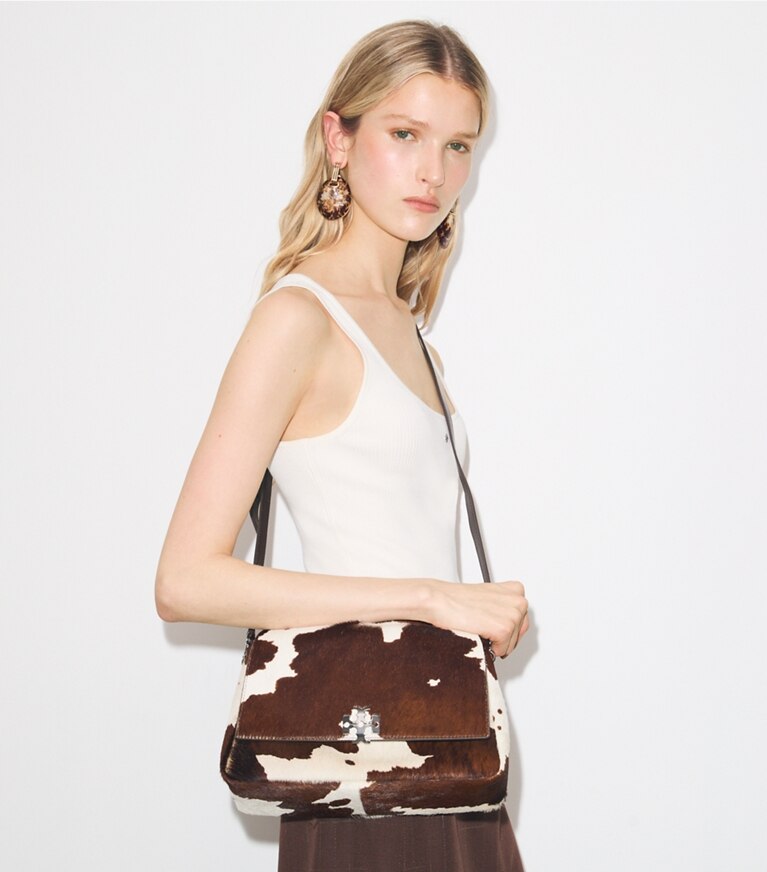 Tory Burch designer sacs porté épaule Sac porté épaule Charlie en cuir de veau façon poulain dans Mocha Brown / Shea Butter supplémentaire sur le modèle