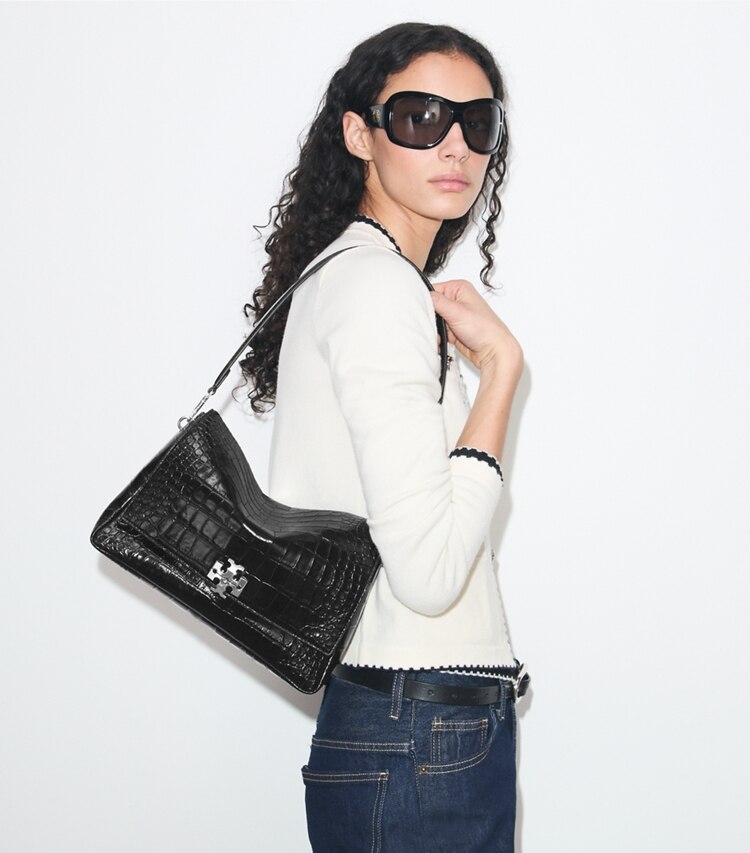 Tory Burch designer sacs porté épaule Sac porté épaule Charlie en cuir embossé effet croco in Black accessory on model
