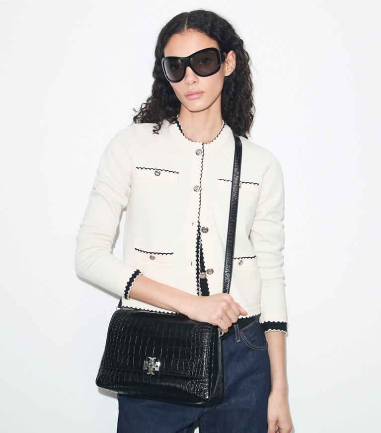 Tory Burch designer sacs porté épaule Sac porté épaule Charlie en cuir embossé effet croco in Black additional on model