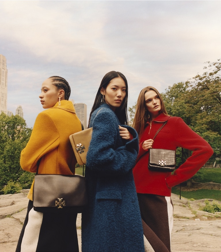 Tory Burch designer sacs porté épaule Sac porté épaule Charlie en cuir embossé effet croco in Dark Brown angle
