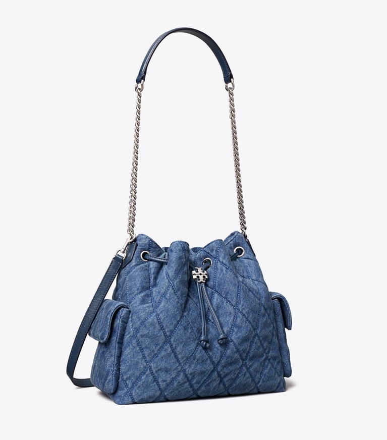 Tory Burch designer sacs porté épaule Sac porté épaule Charlie en denim matelassé avec cordon de serrage in Blue angle