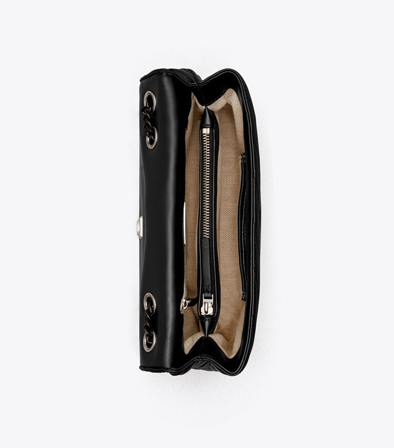 Tory Burch designer sacs porté épaule Sac porté épaule convertible Kira à chevrons au fini poudré in Black / Silver angle