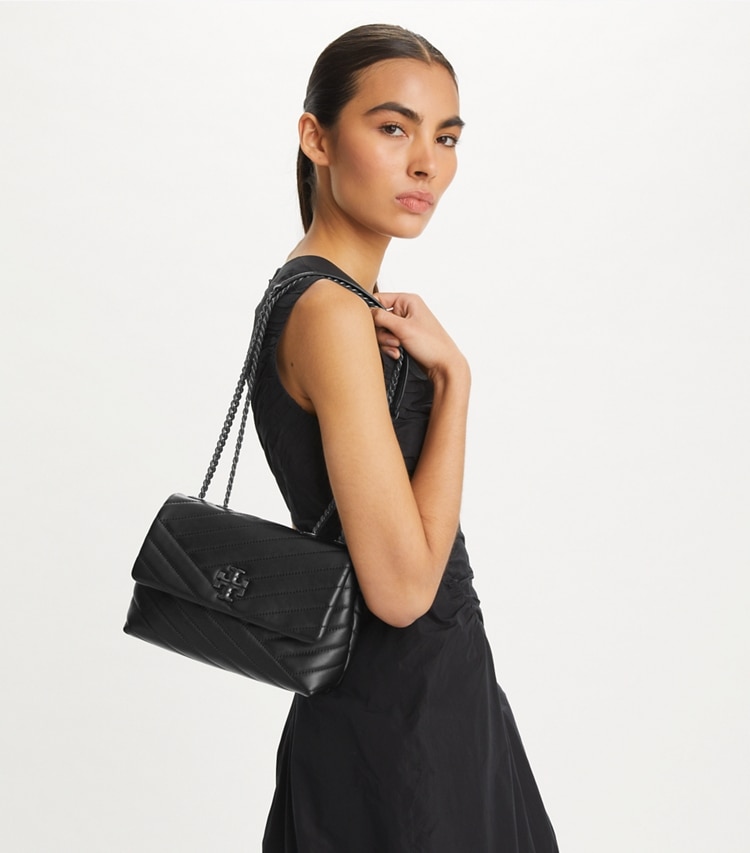 Tory Burch designer sacs porté épaule Sac porté épaule Kira convertible à chevrons  in Black / Silver accessory on model
