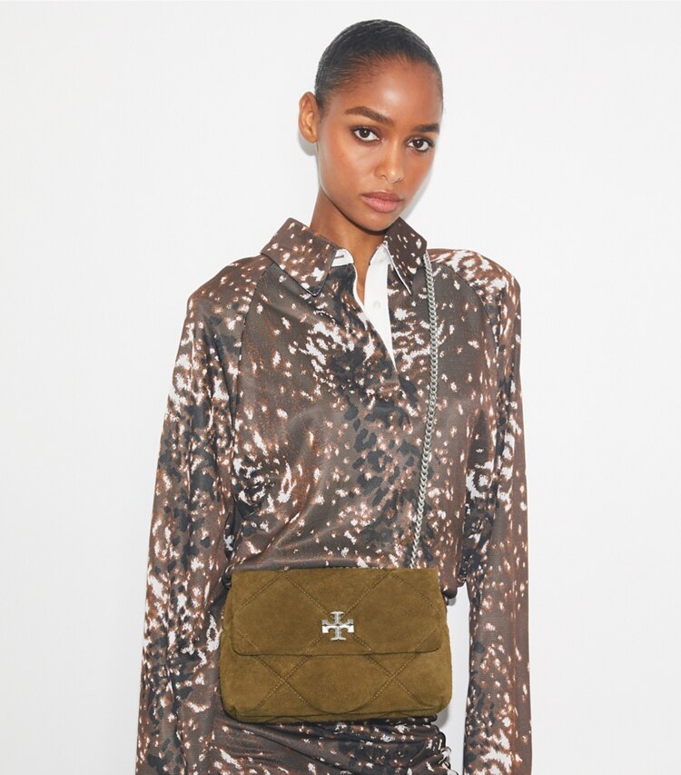 Tory Burch designer sacs porté épaule Sac porté épaule Kira en daim à matelassage losange in Deep Olive additional on model