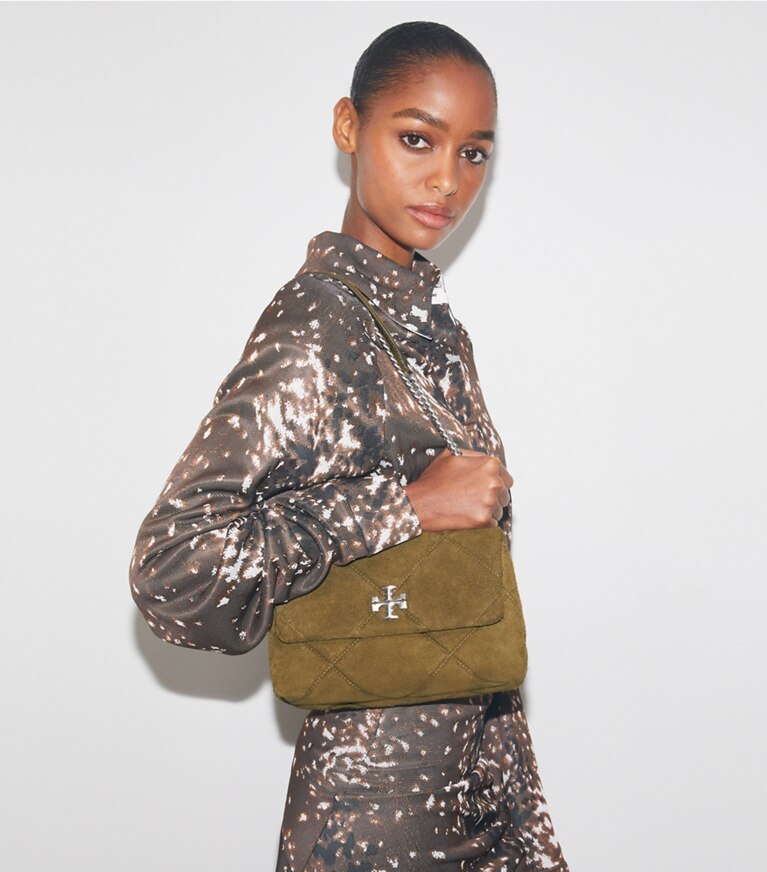 Tory Burch designer sacs porté épaule Sac porté épaule Kira en suède matelassé dans Deep Olive accessoire sur le modèle
