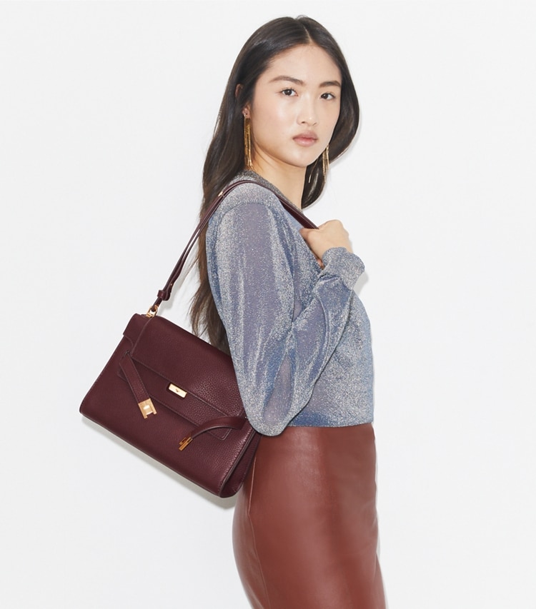 Tory Burch designer sacs porté épaule Sac porté épaule Lee Radziwill en cuir grainé in Dark Carmine accessory on model