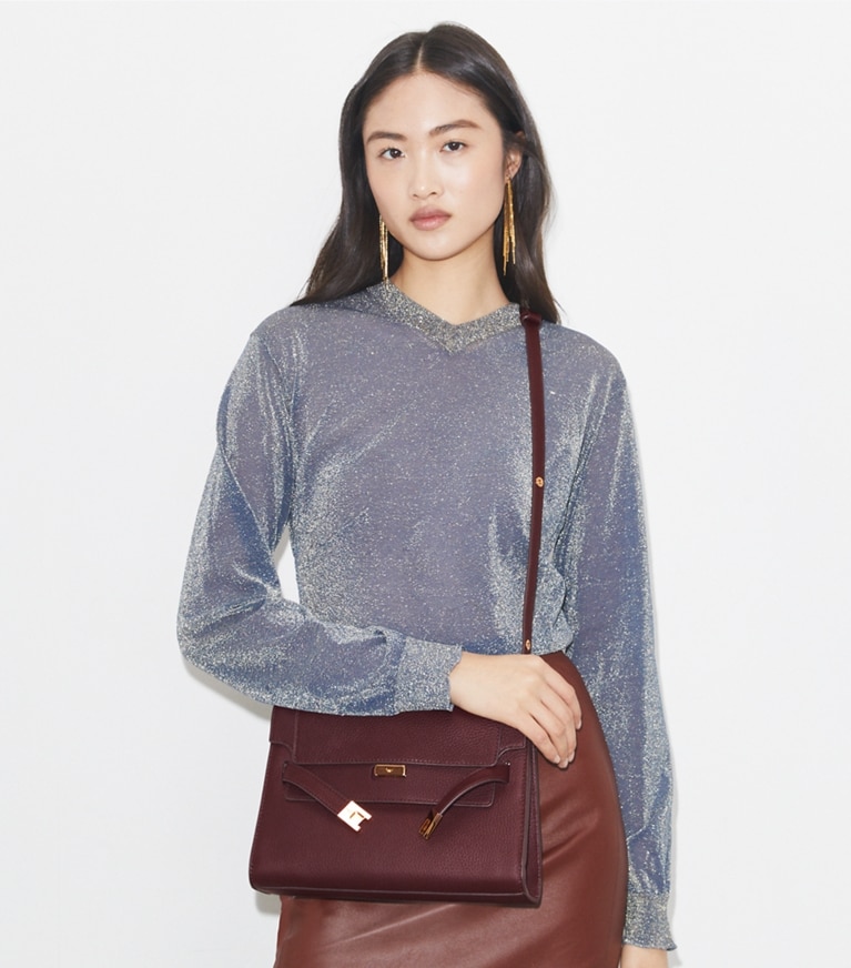 Tory Burch designer sacs porté épaule Sac porté épaule Lee Radziwill en cuir grainé in Dark Carmine angle