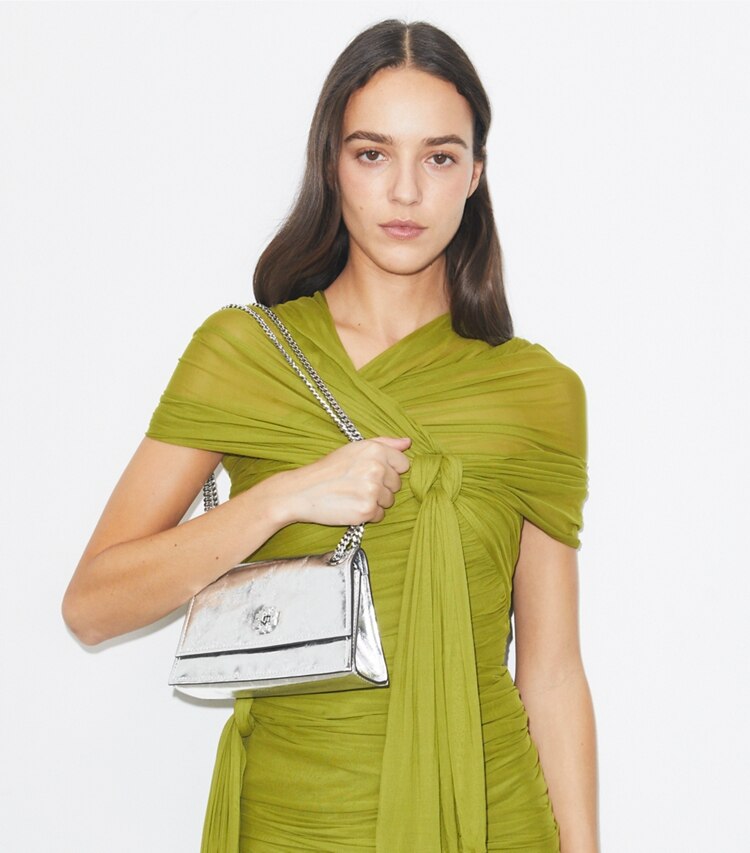 Tory Burch designer sacs porté épaule Sac porté épaule métallisé mini Kira à fermoir dans Silver accessoire sur le modèle