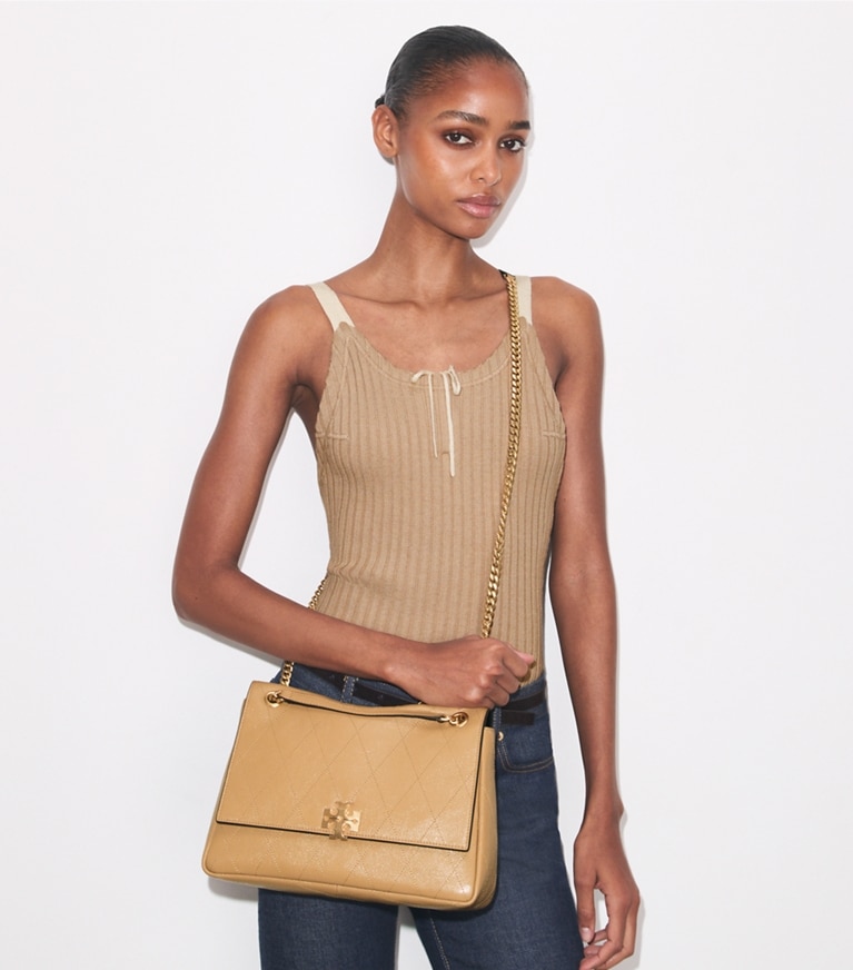 Tory Burch designer sacs porté épaule Sac porté épaule matelassé Charlie in Pecan accessory on model
