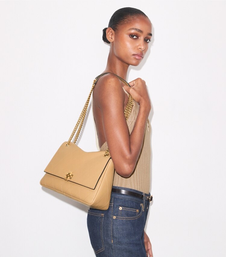 Tory Burch designer sacs porté épaule Sac porté épaule matelassé Charlie in Pecan additional on model