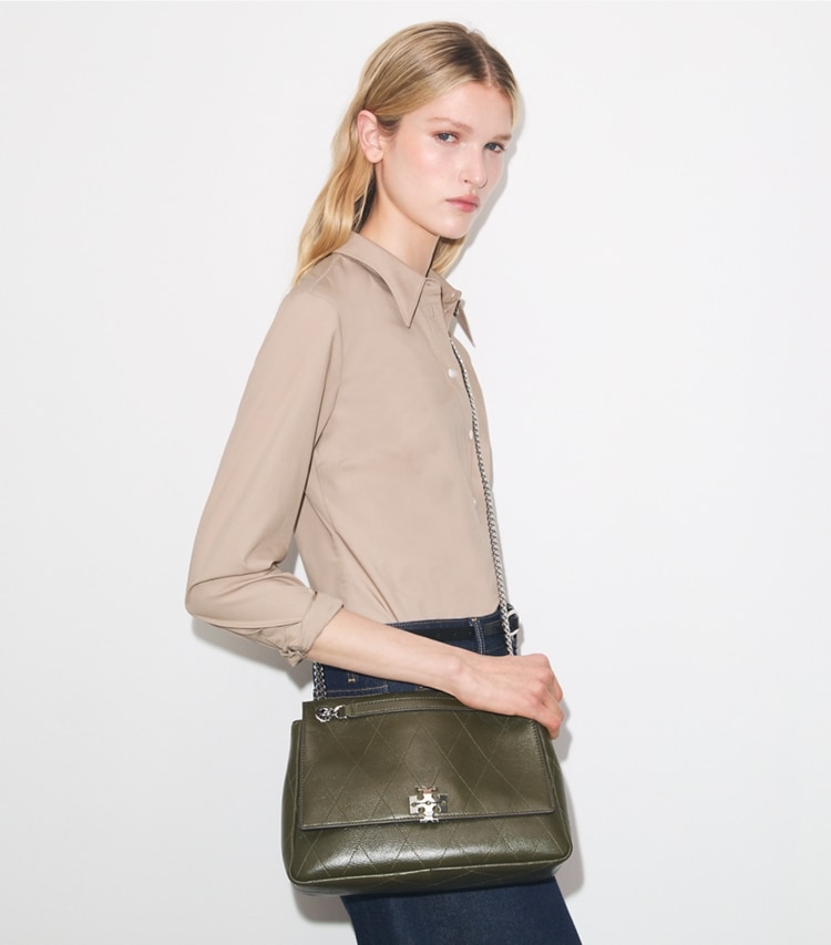 Tory Burch designer sacs porté épaule Sac porté épaule matelassé Charlie in Dark Olive additional on model