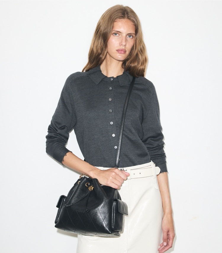 Tory Burch designer sacs porté épaule Sac porté épaule matelassé Charlie avec cordon de serrage in Black accessory on model