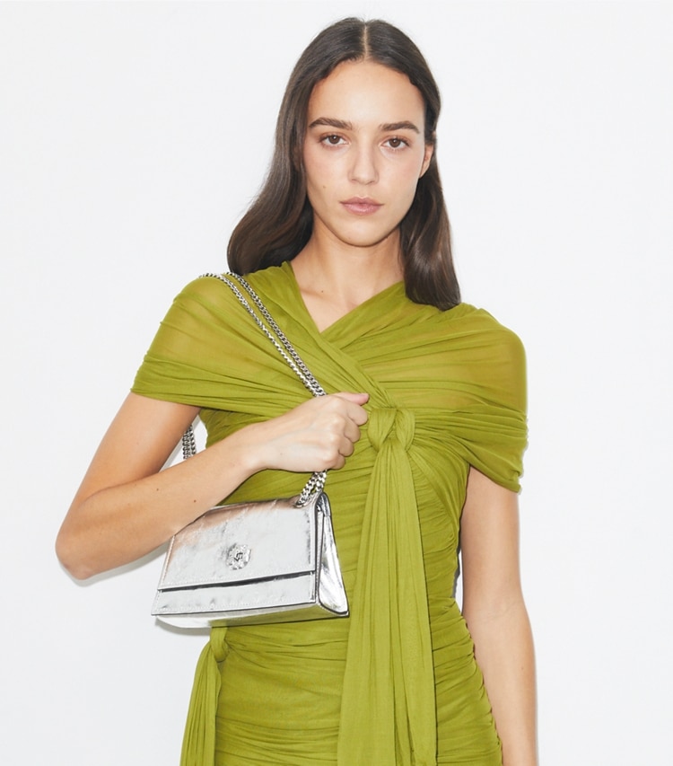 Tory Burch designer sacs porté épaule Sac porté épaule Mini Kira en cuir métallisé avec fermoir tourniquet in Silver accessory on model