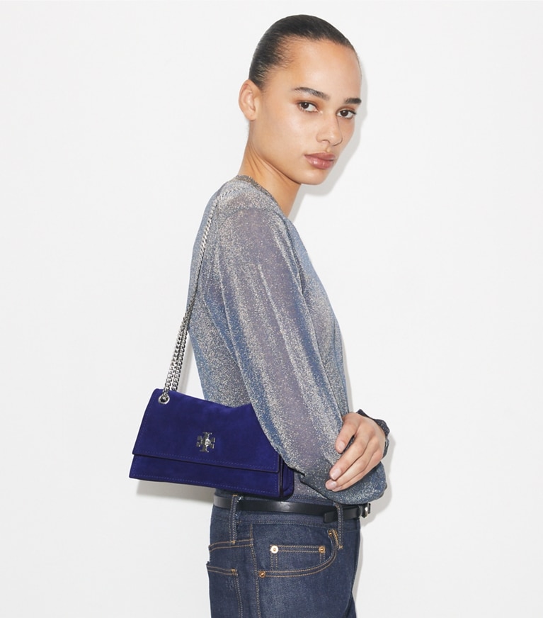 Tory Burch designer sacs porté épaule Sac porté épaule Mini Kira en daim avec fermoir tourniquet in Ballpoint Blue accessory on model