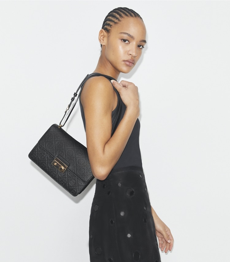 Tory Burch designer sacs porté épaule Sac porté épaule T Monogram en cuir grainé in Black accessory on model