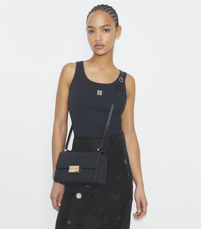 Tory Burch designer sacs porté épaule Sac porté épaule T Monogram en cuir grainé in Black angle
