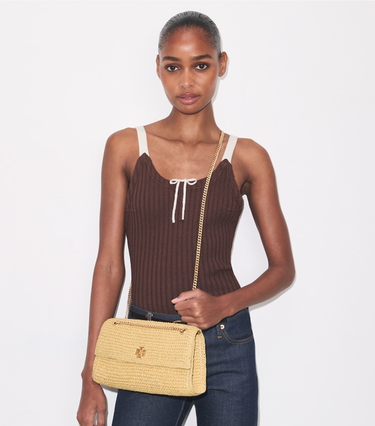 Tory Burch designer sacs porté épaule Sac porté épaule tissé Kira à fermoir tourniquet in Natural additional on model