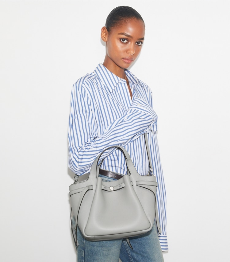 Tory Burch designer cabas Sac Romy in Light Granite accessory on model