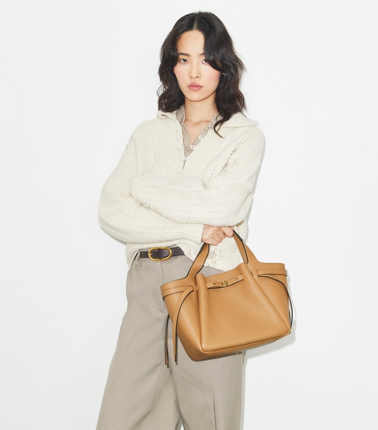 Tory Burch designer cabas Sac Romy in Tiramisu additional on model