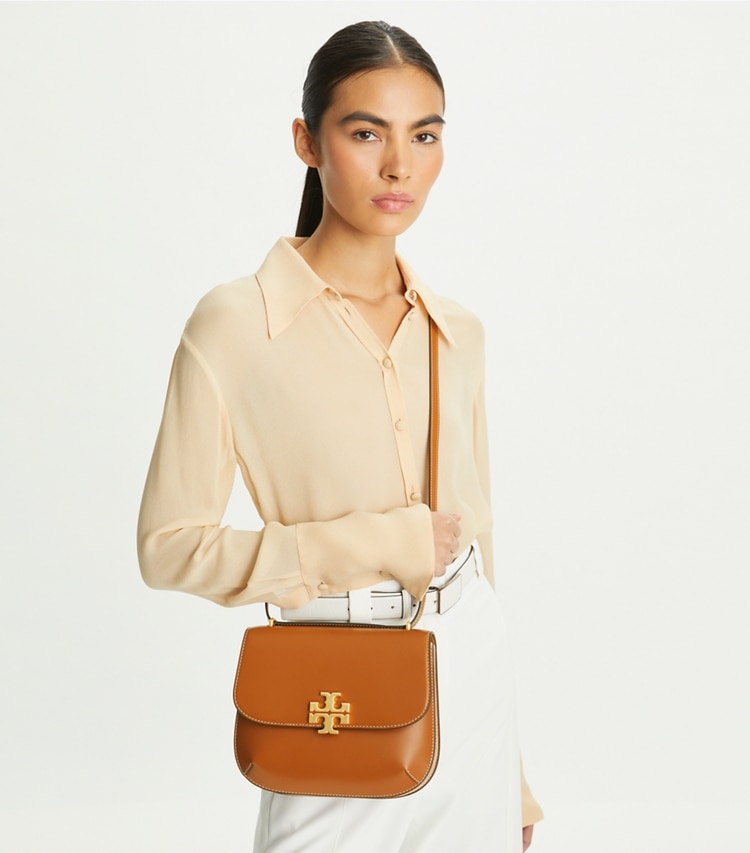 Tory Burch designer sacs porté épaule Sac saddle Eleanor Slim in Malt Whiskey accessory on model