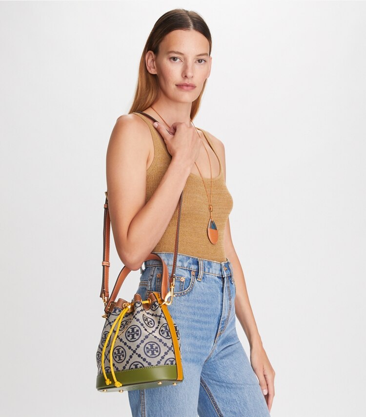 Tory Burch designer sacs à bandoulière Sac seau Colorblock T Monogram dans Tory Navy accessoire sur le modèle