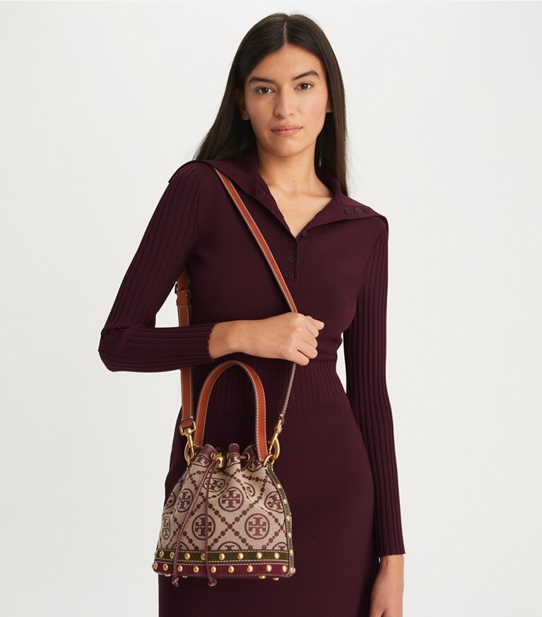 Tory Burch designer sacs à bandoulière Sac seau en jacquard T Monogram clouté in Claret angle