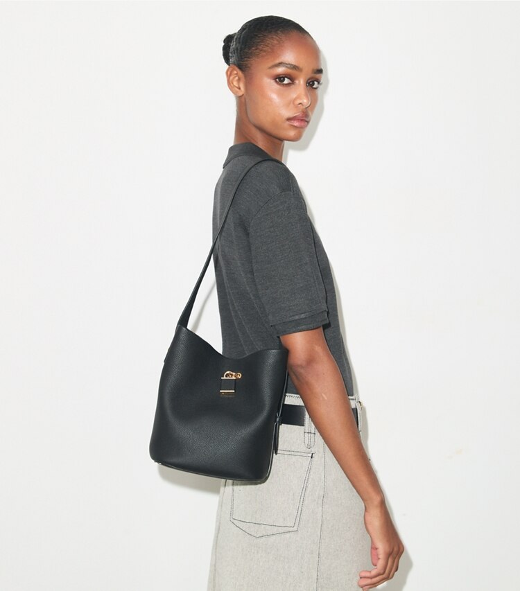 Tory Burch designer sacs porté épaule Sac seau Lock mince, format moyen dans Black accessoire sur le modèle