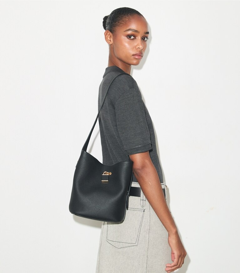 Tory Burch designer sacs porté épaule Sac seau Lock mince, format moyen dans Black accessoire sur le modèle
