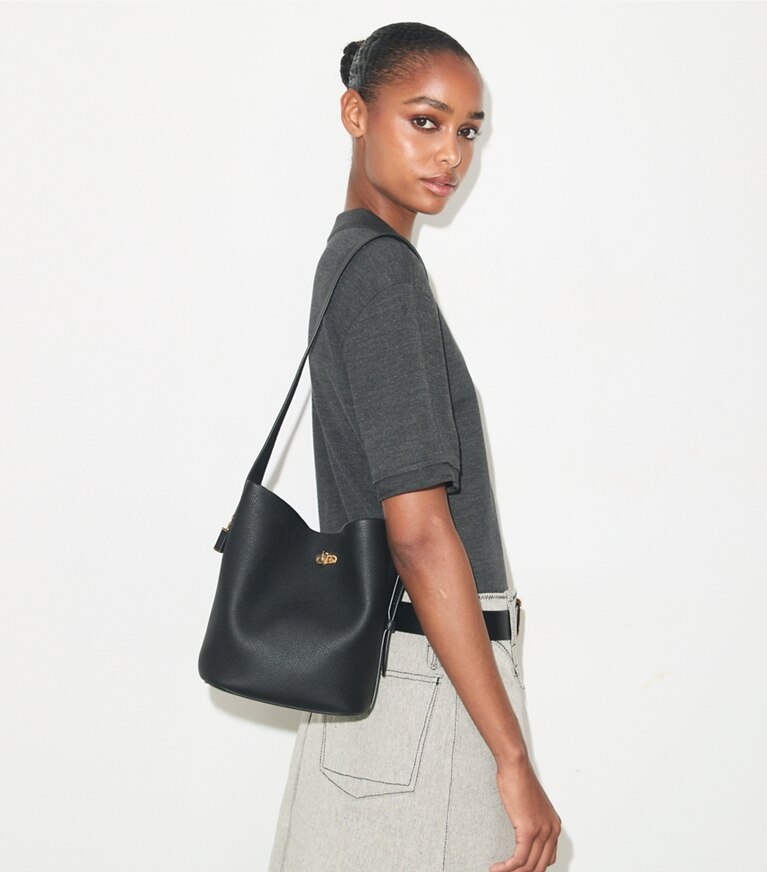 Tory Burch designer sacs porté épaule Sac seau Lock mince, format moyen dans Black supplémentaire sur le modèle