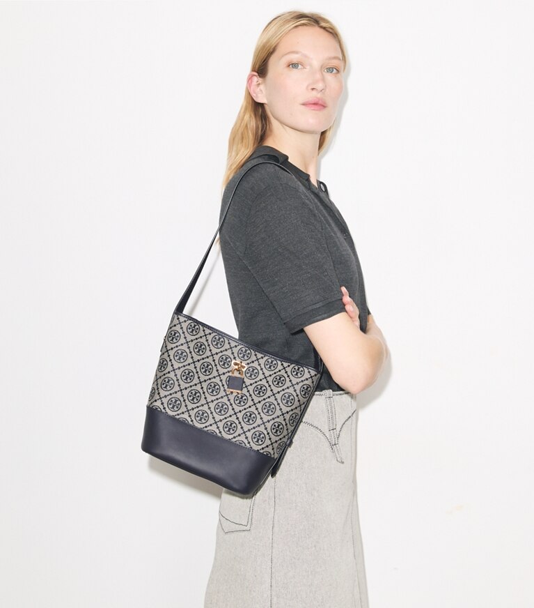 Tory Burch designer sacs porté épaule Sac seau mince à fermoir à motif T Monogram dans Tory Navy accessoire sur le modèle