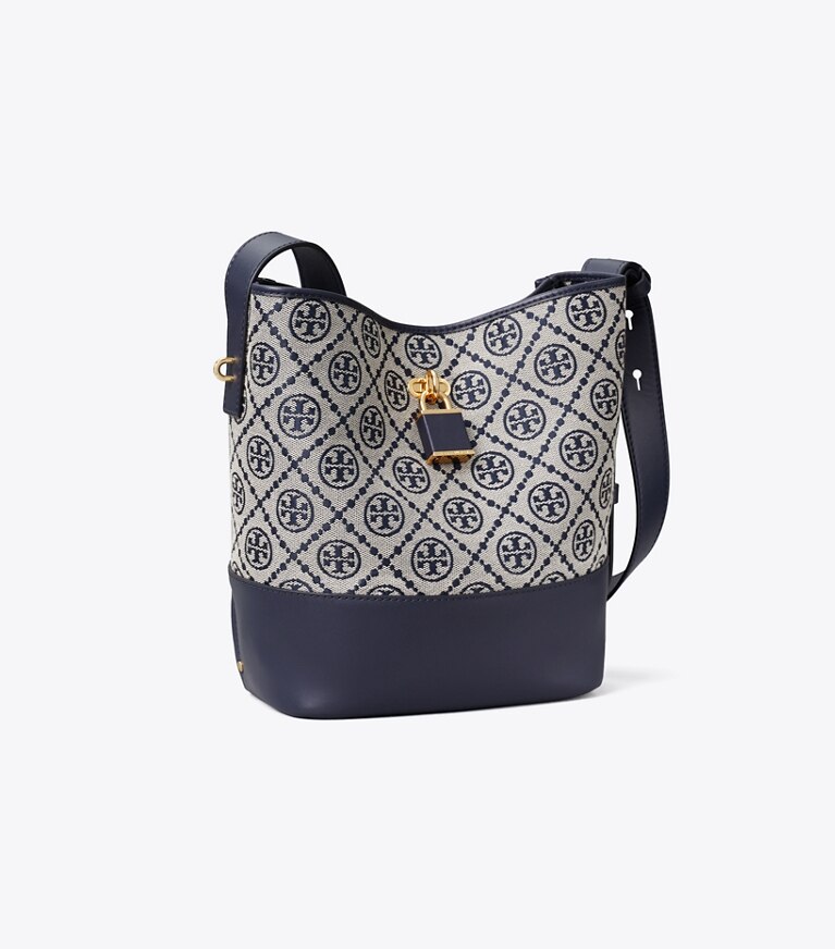 Tory Burch designer sacs porté épaule Sac seau mince à fermoir à motif T Monogram dans Tory Navy angle