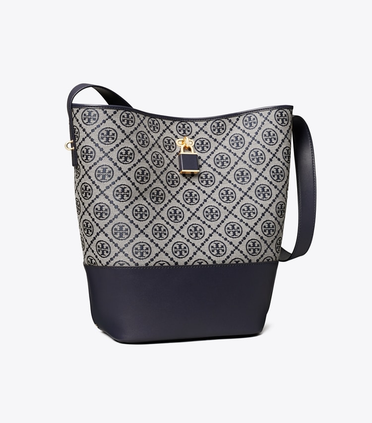 Tory Burch designer sacs porté épaule Sac seau mince à fermoir à motif T Monogram dans Tory Navy angle