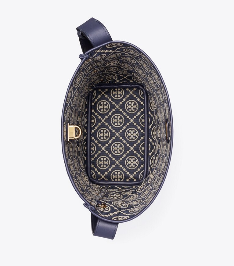 Tory Burch designer sacs porté épaule Sac seau mince à fermoir à motif T Monogram dans Tory Navy vue du dessus
