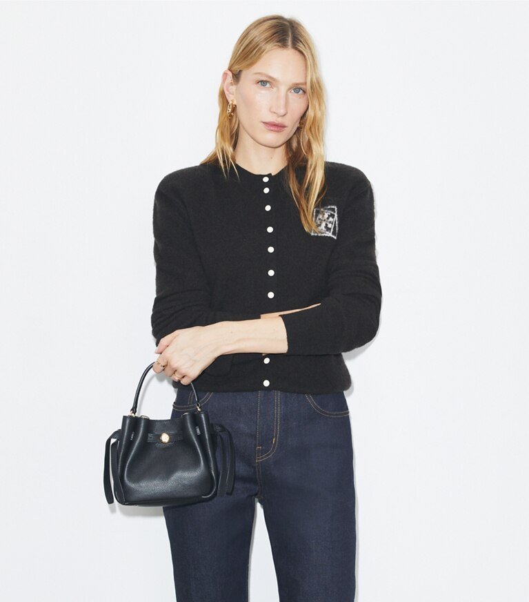 Tory Burch designer sacs à bandoulière Sac seau Mini Romy in Black accessory on model